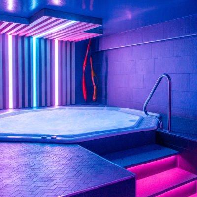 Whirlpool in Paragonya Club mit vielen Massagedüsen