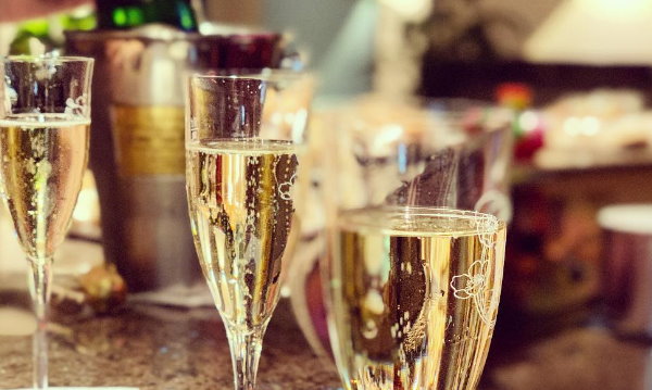 Alkoholfreie Getränke, Champagner, Weine geniessen